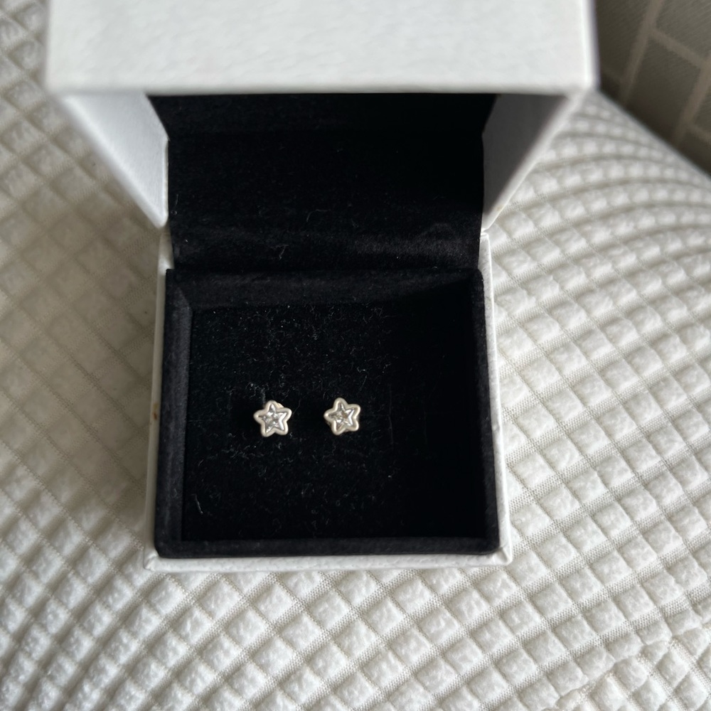 Pandora star stud earrings authentic does not come with box